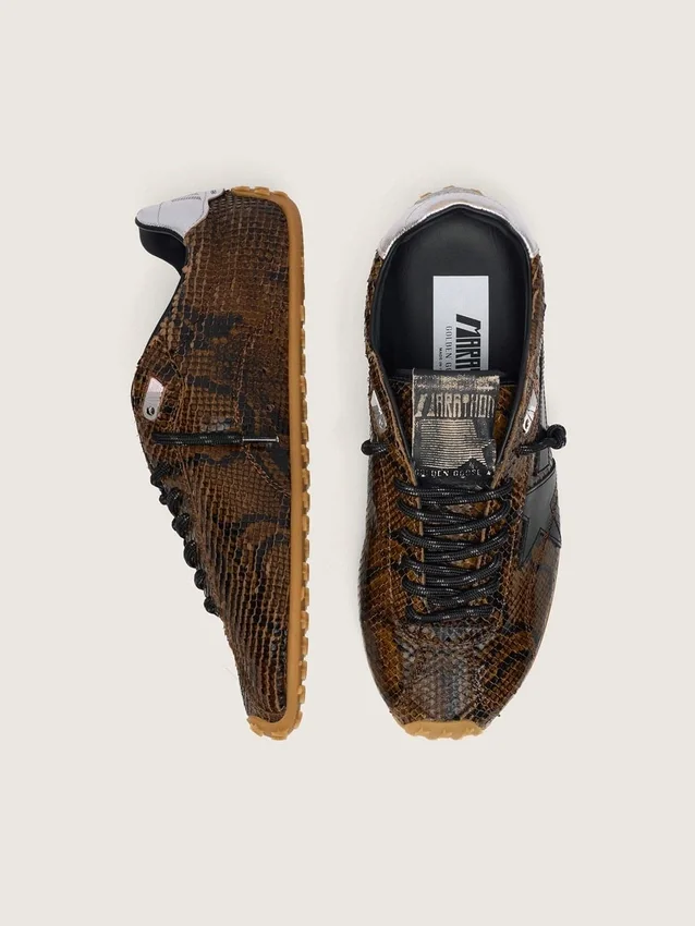 Marathon Speed para mujer en cuero con estampado de serpiente marrón, estrella negra y lengüeta de cuero plateada en el talón