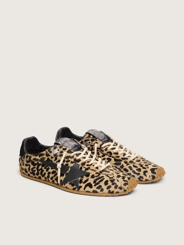 Marathon Speed para mujer en piel de potro con estampado de leopardo beige y negro con estrella de cuero negro