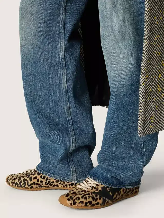Marathon Speed para mujer en piel de potro con estampado de leopardo beige y negro con estrella de cuero negro