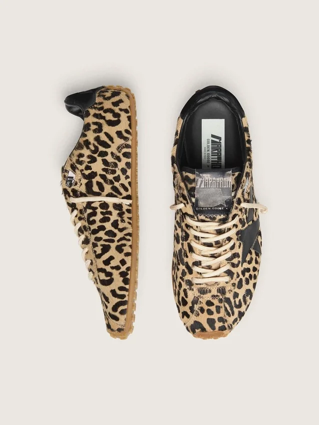 Marathon Speed para mujer en piel de potro con estampado de leopardo beige y negro con estrella de cuero negro
