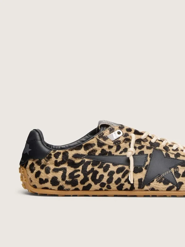 Marathon Speed para mujer en piel de potro con estampado de leopardo beige y negro con estrella de cuero negro