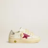 May Young con estrella de purpurina fucsia y lengüeta de talón de cuero metalizado