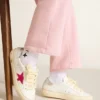May Young con estrella de purpurina fucsia y lengüeta de talón de cuero metalizado