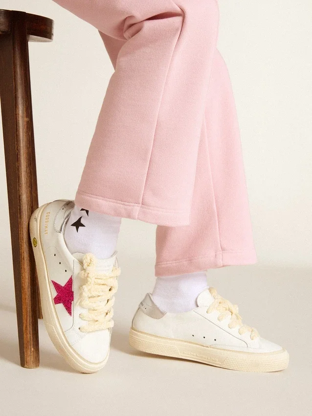 May Young con estrella de purpurina fucsia y lengüeta de talón de cuero metalizado
