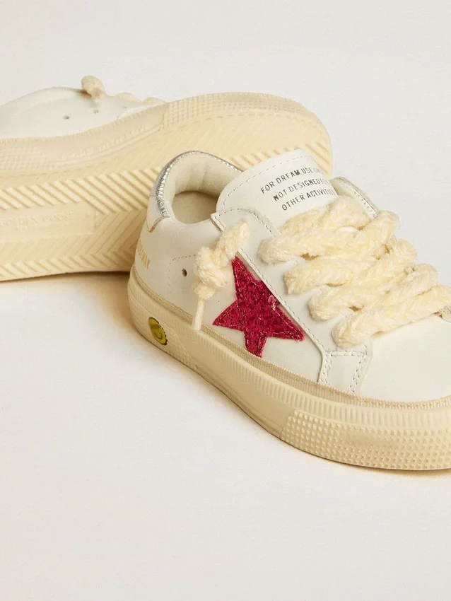 May Young con estrella de purpurina fucsia y lengüeta de talón de cuero metalizado