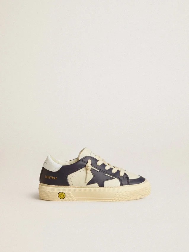 May Young en cuero blanco y azul con estrella de cuero y lengüeta en el talón