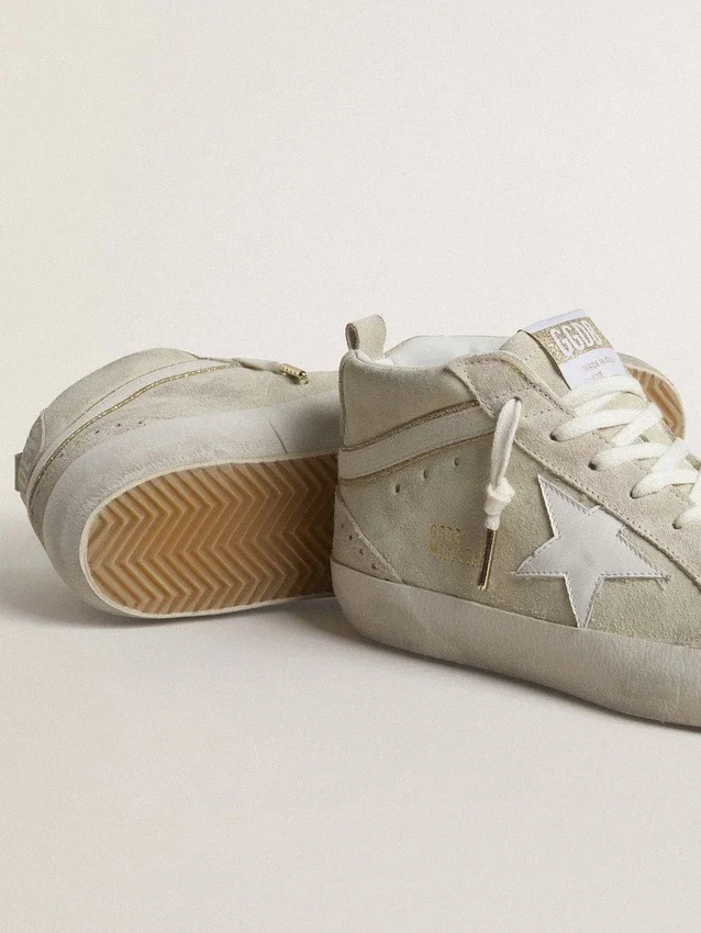 Mid Star en gamuza gris claro con estrella de cuero blanco