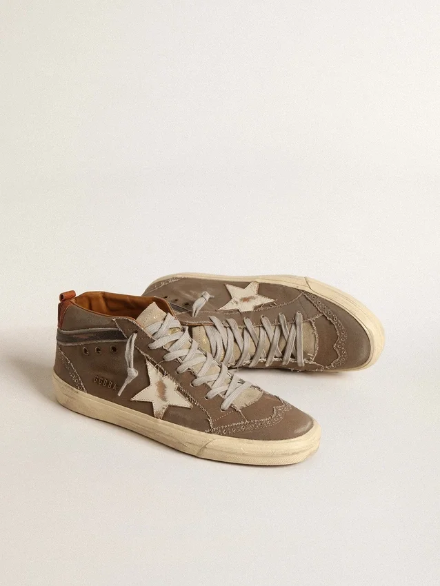 Mid Star en lona verde con estrella de cuero y detalle negro