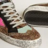 Mid Star en piel de potro con estampado de leopardo y estrella de cuero fucsia