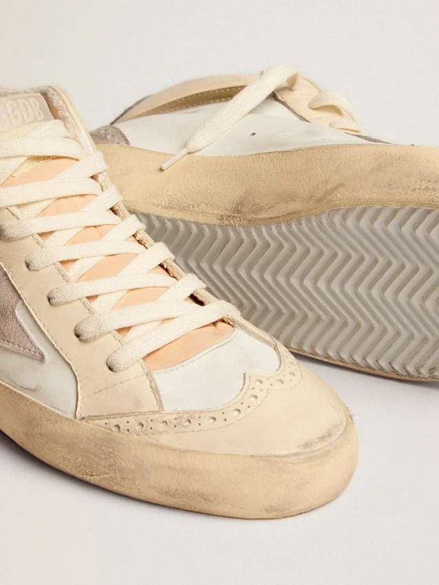 Mid Star para mujer con estrella en gamuza gris claro y detalles dorados