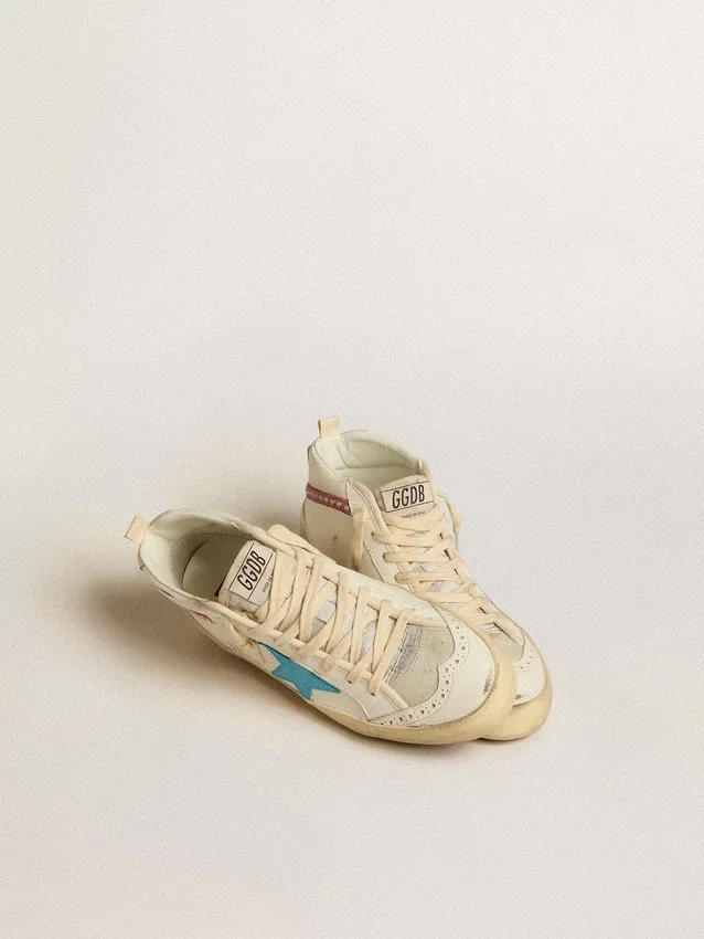 Mid Star para mujer en cuero con estrella azul claro y detalle de gamuza fucsia con tachuelas platino