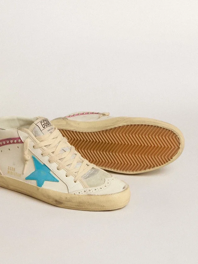 Mid Star para mujer en cuero con estrella azul claro y detalle de gamuza fucsia con tachuelas platino