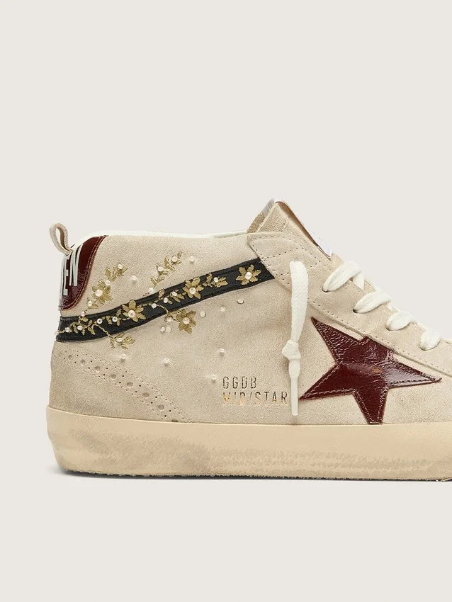 Mid Star para mujer en gamuza color perla con estrella de cuero burdeos e inserciones de perlas y bordados