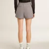 Mini shorts grises para mujer de lana con estampado de pata de gallo