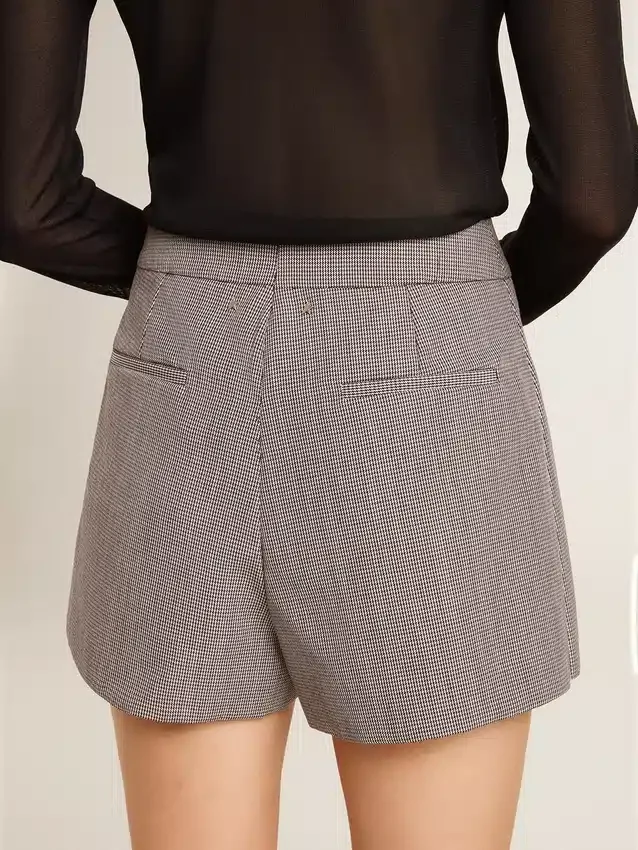 Mini shorts grises para mujer de lana con estampado de pata de gallo