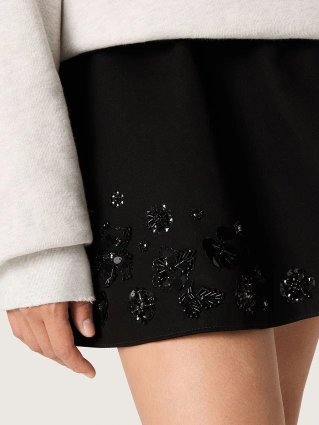 Minifalda para mujer en sarga de algodón negra con bordado floral de lentejuelas