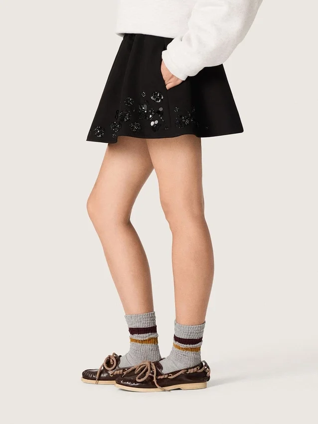 Minifalda para mujer en sarga de algodón negra con bordado floral de lentejuelas