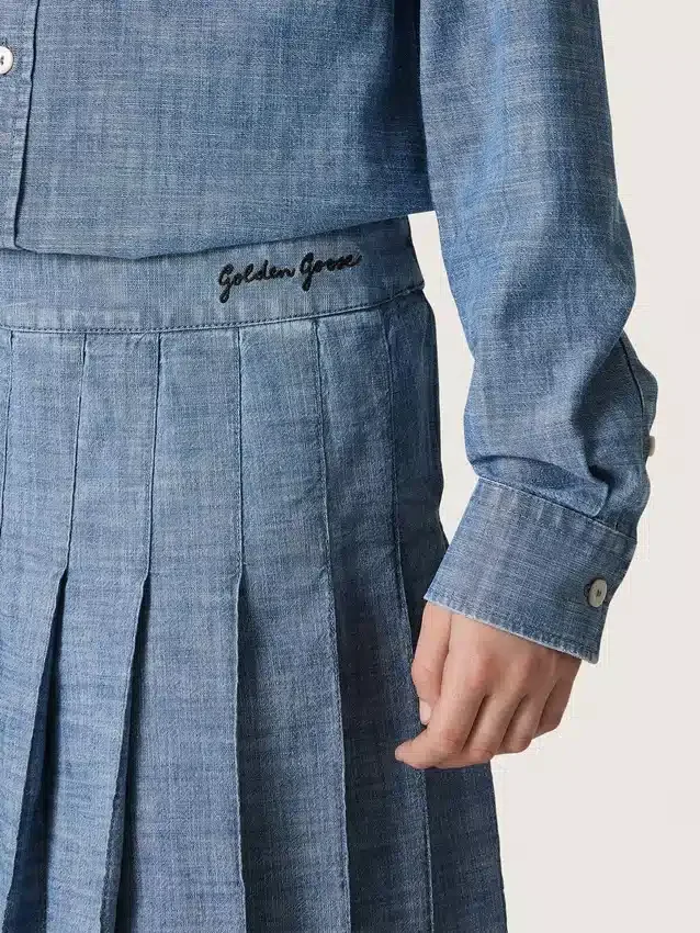 Minifalda plisada para niñas «Journey» en chambray de algodón azul claro con logotipo bordado