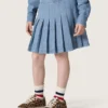 Minifalda plisada para niñas «Journey» en chambray de algodón azul claro con logotipo bordado