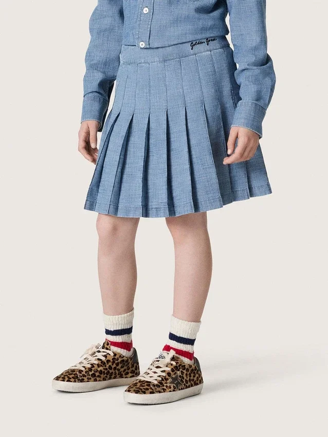 Minifalda plisada para niñas «Journey» en chambray de algodón azul claro con logotipo bordado