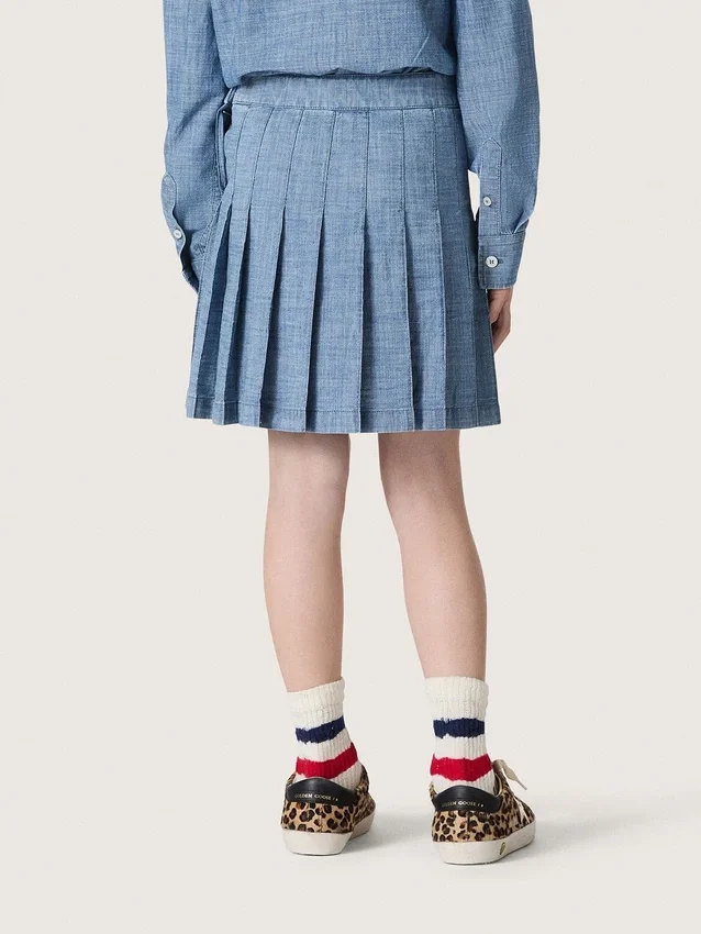 Minifalda plisada para niñas «Journey» en chambray de algodón azul claro con logotipo bordado