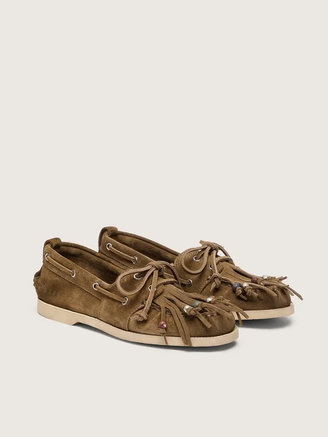 Mocasines Cruise para mujer en gamuza color caqui con flecos y cuentas multicolores