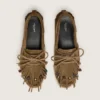 Mocasines Cruise para mujer en gamuza color caqui con flecos y cuentas multicolores