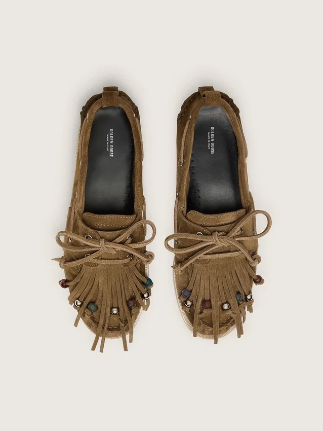 Mocasines Cruise para mujer en gamuza color caqui con flecos y cuentas multicolores