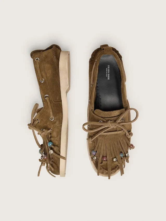 Mocasines Cruise para mujer en gamuza color caqui con flecos y cuentas multicolores
