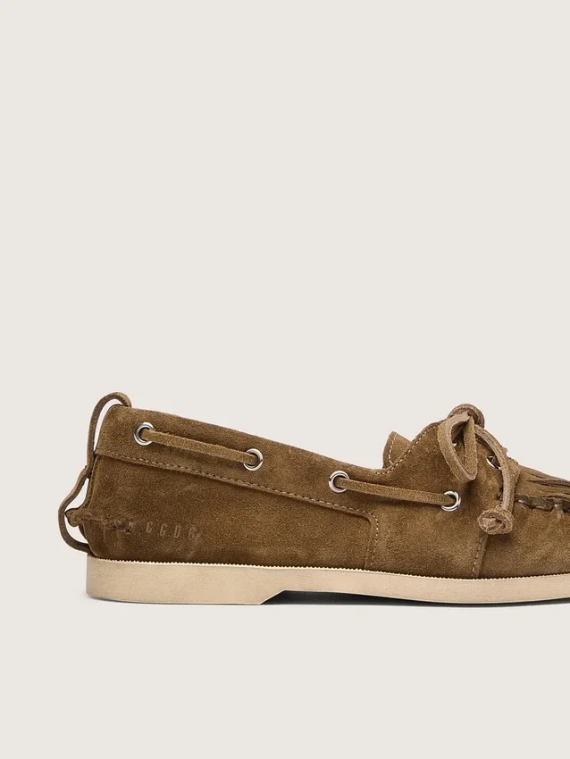 Mocasines Cruise para mujer en gamuza color caqui con flecos y cuentas multicolores