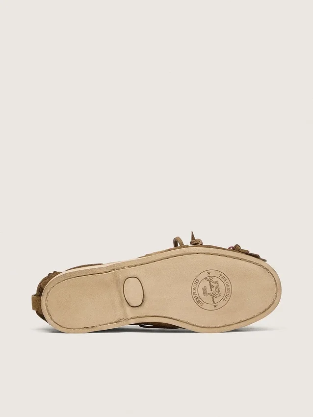 Mocasines Cruise para mujer en gamuza color caqui con flecos y cuentas multicolores