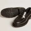Mocasines gruesos para mujer en cuero negro con tachuelas