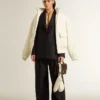 Modelo Forty2 para mujer con estrella negra y lengüeta del tacón de cuero con lámina plateada
