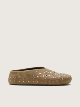 Modelo Tierra para hombre en gamuza color caqui con tachuelas plateadas