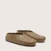 Modelo Tierra para hombre en gamuza color caqui con tachuelas plateadas
