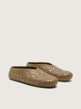 Modelo Tierra para hombre en gamuza color caqui con tachuelas plateadas