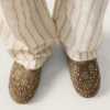 Modelo Tierra para hombre en gamuza color caqui con tachuelas plateadas