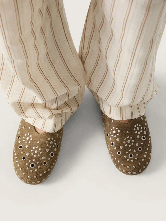Modelo Tierra para hombre en gamuza color caqui con tachuelas plateadas
