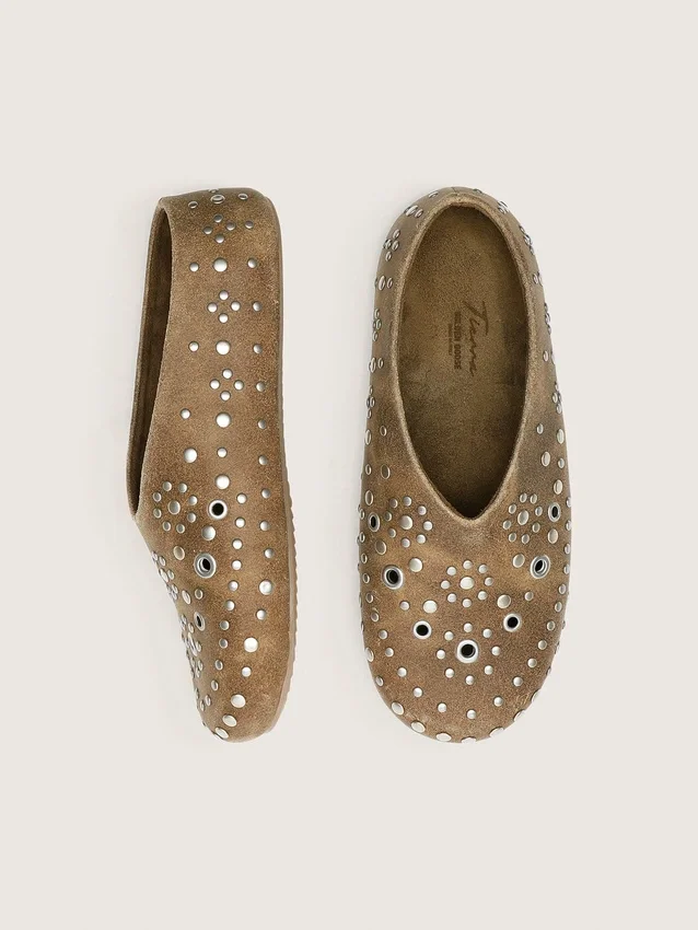 Modelo Tierra para hombre en gamuza color caqui con tachuelas plateadas