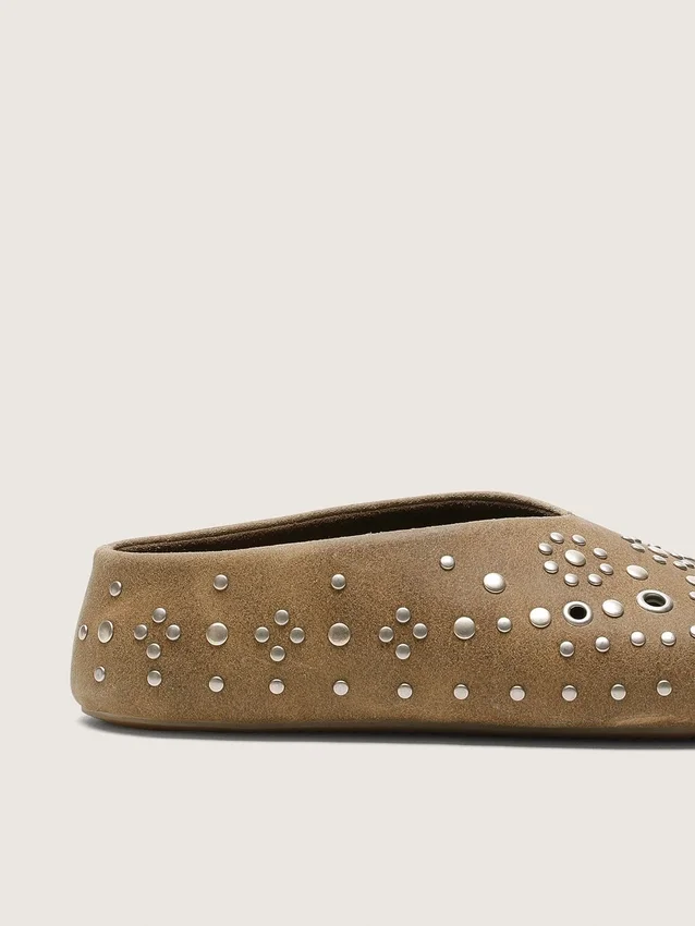 Modelo Tierra para hombre en gamuza color caqui con tachuelas plateadas