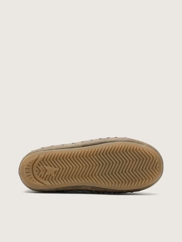 Modelo Tierra para hombre en gamuza color caqui con tachuelas plateadas