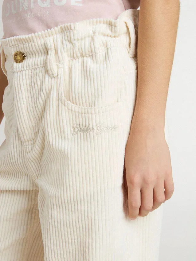 Pantalones anchos de niñas en color crema con costuras acanaladas y bordados