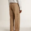 Pantalones beige para hombre con parches