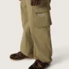 Pantalones cargo para niños de la colección Journey en gabardina de algodón verde militar con estampado