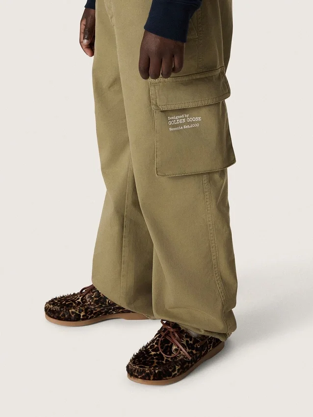 Pantalones cargo para niños de la colección Journey en gabardina de algodón verde militar con estampado