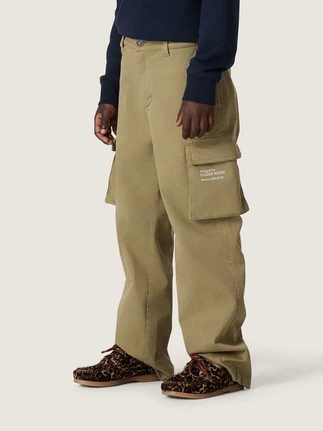 Pantalones cargo para niños de la colección Journey en gabardina de algodón verde militar con estampado