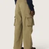 Pantalones cargo para niños de la colección Journey en gabardina de algodón verde militar con estampado