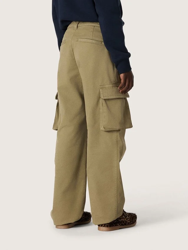 Pantalones cargo para niños de la colección Journey en gabardina de algodón verde militar con estampado