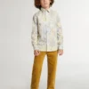 Pantalones chino para niños color tabaco con bordado