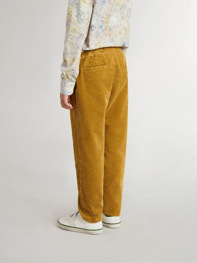 Pantalones chino para niños color tabaco con bordado